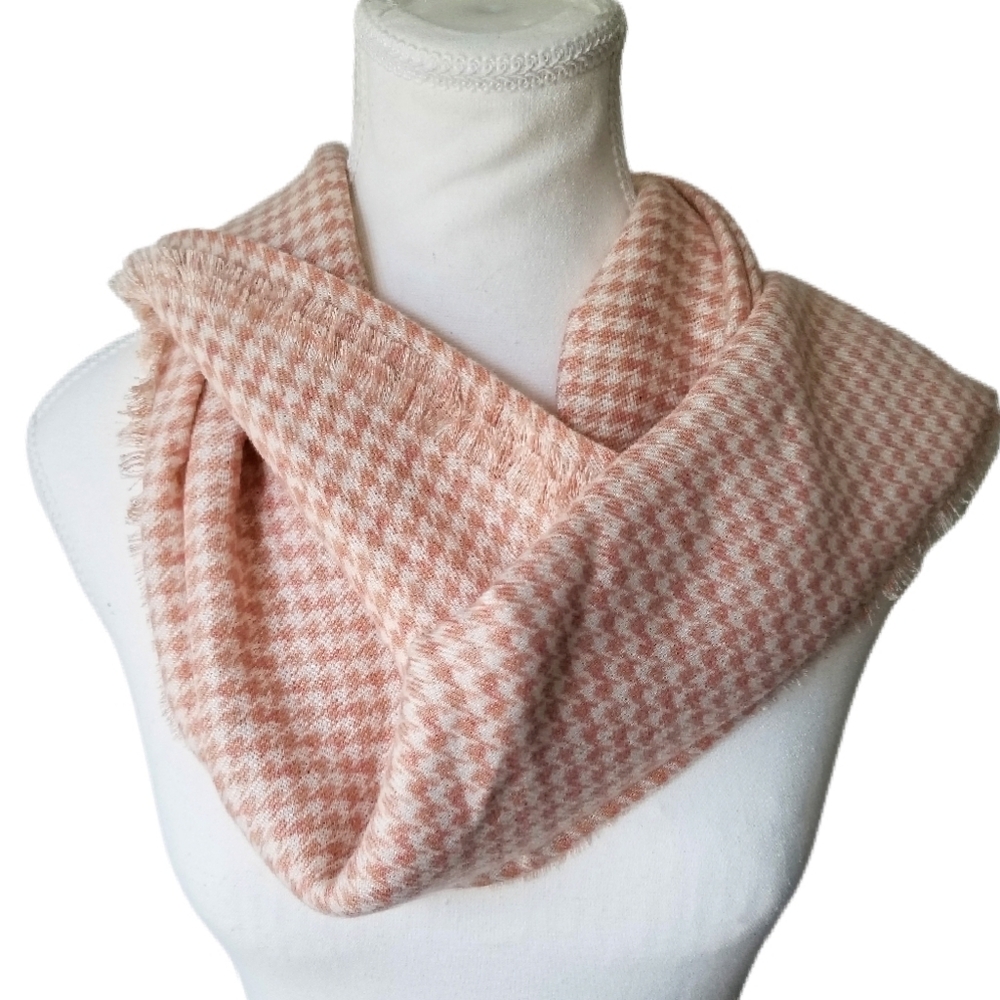NWT Laura Conrad Large Houndstooth Fringed  Scarf/Wrap Peach/Cream 76.5 x 31in